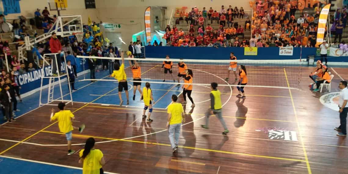 Arrancó la Estudiantina a puro grito y deporte