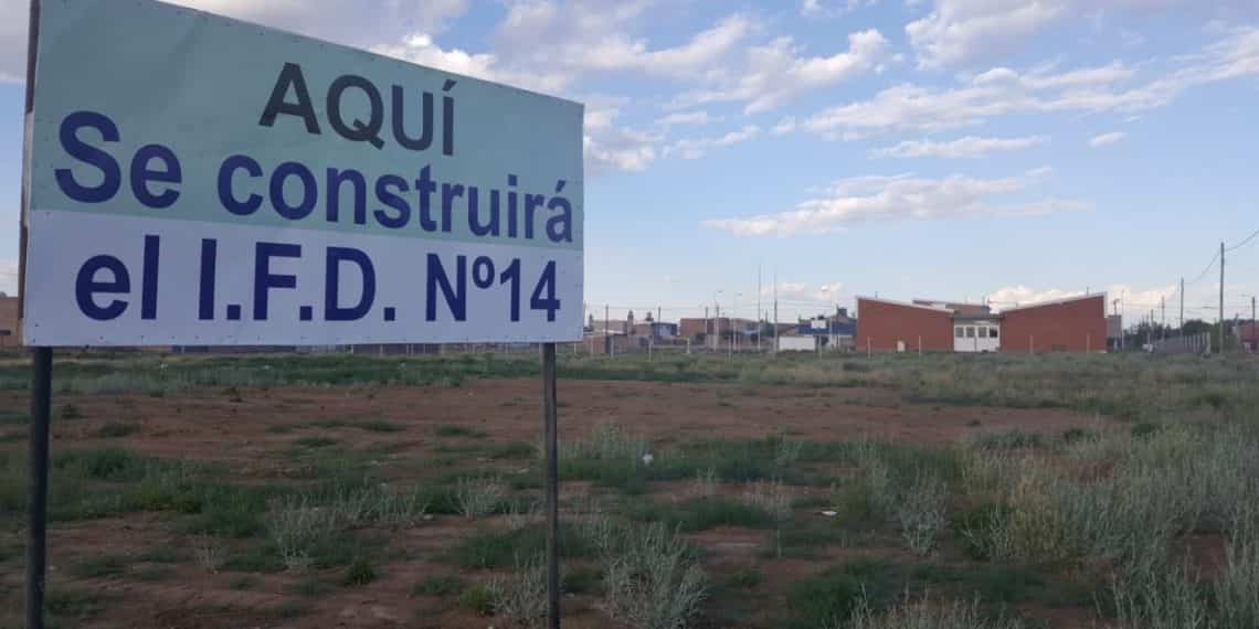 Colocan el cartel en el terreno del IFD 14 de Cutral Co