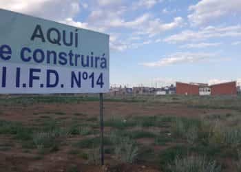 Colocan el cartel en el terreno del IFD 14 de Cutral Co