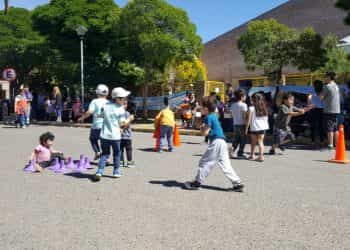 Los festejos de la tradición y la familia del jardín N° 4 coparon la calle en Cutral Co