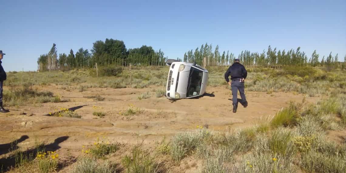 Volcaron y abandonaron el auto en la ruta 17