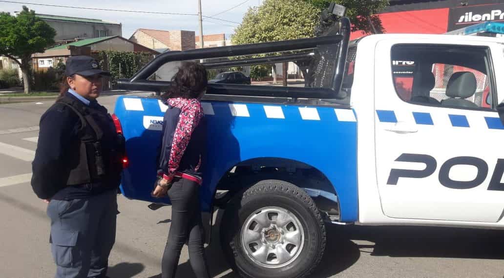 Atraparon a dos mujeres con estupefacientes, armas y 60 mil pesos en Cutral Co