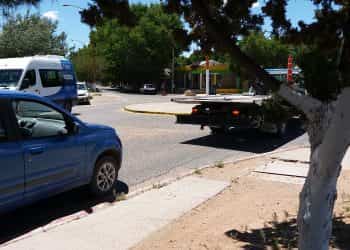 Escapó del Sanatorio Huincul y se arrojó sobre un auto