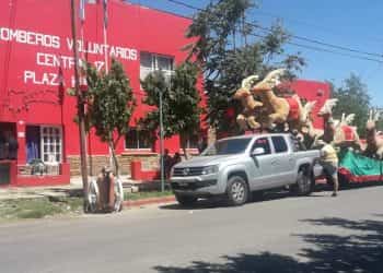 Papá Noel le pidió ayuda a los bomberos de Huincul y repartieron golosinas