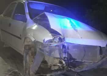 Plaza Huincul: Chocó dos canastos de basura y abandonó el auto
