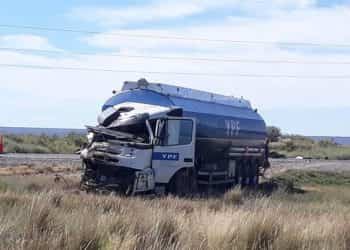 Dos camiones que transportaban combustibles chocaron en Catriel