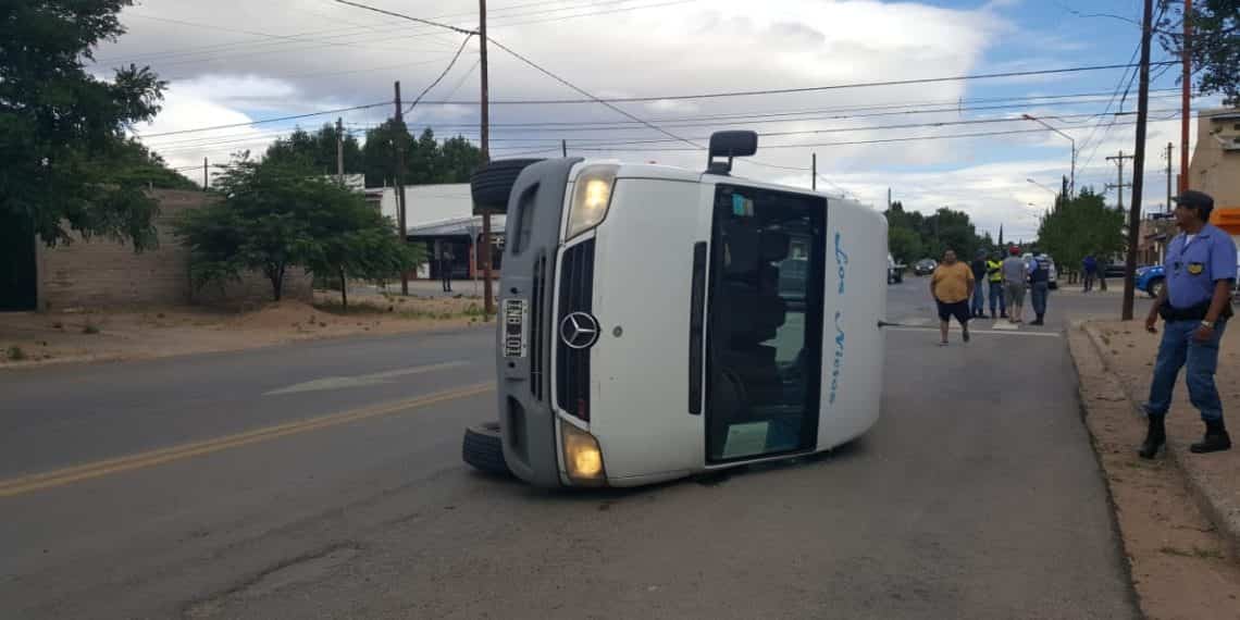 Fuerte impacto provoca un vuelco en Cutral Co