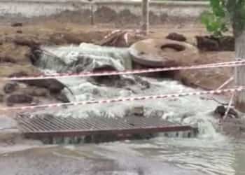 Siguen las quejas por el caño roto de aguas servidas cerca del puente Teresa Rodríguez en Plaza Huincul