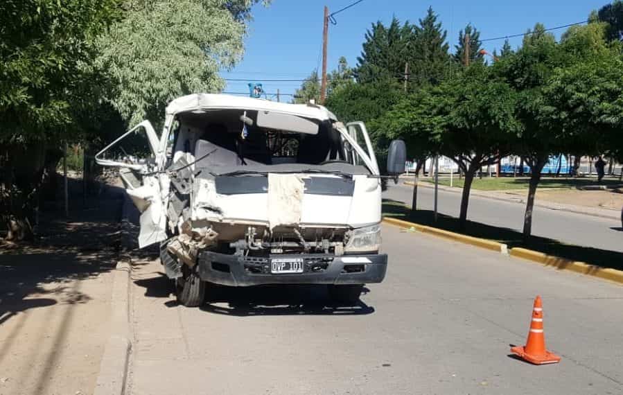 Fuerte impacto entre dos camiones en Cutral Co