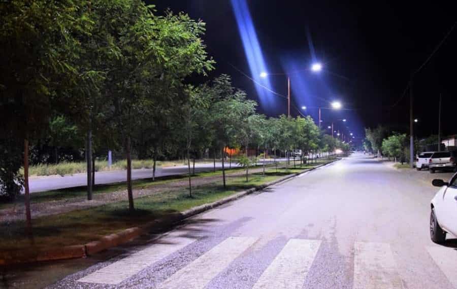 Continúa la colocación de luminarias led en Plaza Huincul