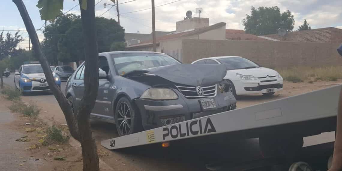 Un conductor chocó a una camioneta y un auto estacionados y terminó contra un árbol en Cutral Co