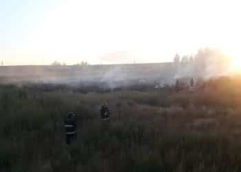 Bomberos de Huincul extinguieron un gran incendio en el canal colector