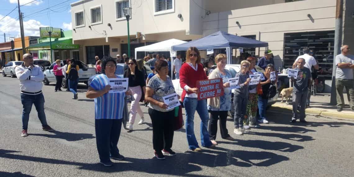 Jubilados marcharon contra el cierre de Pami en Plaza Huincul