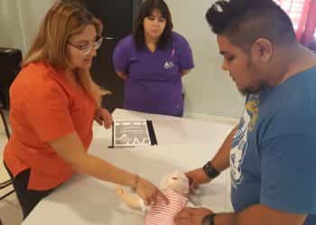 Enseñan a realizar las maniobras de RCP a bebés y niños en el hospital de Cutral Co