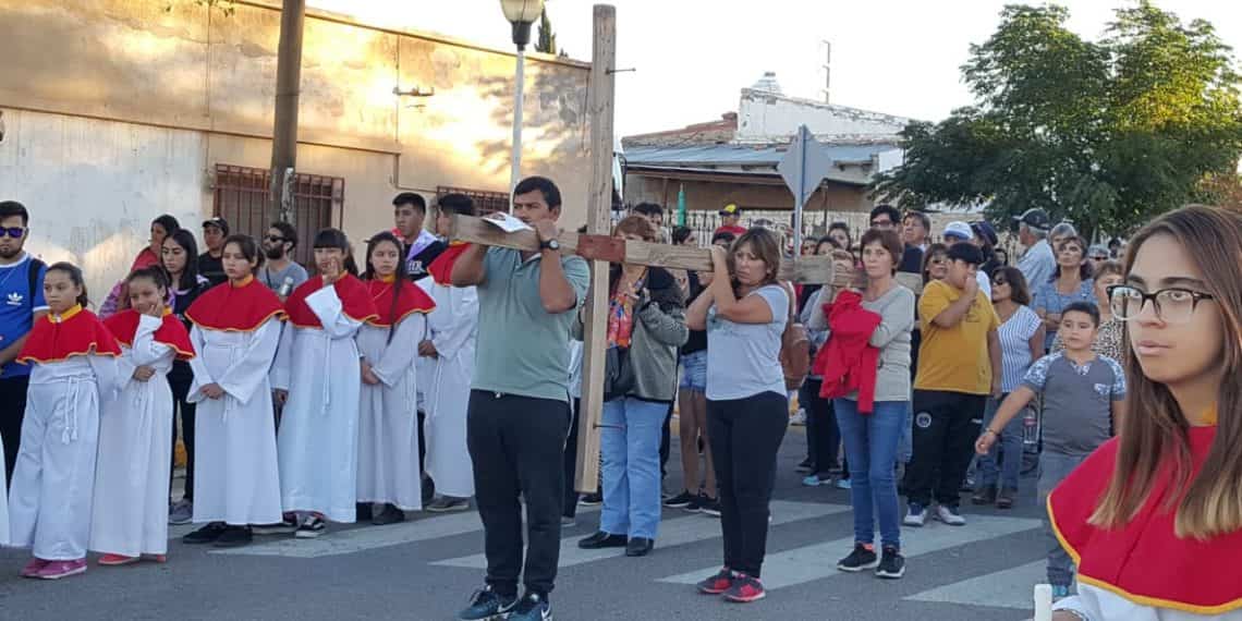 La comunidad católica participó del Vía Crucis en Cutral Co