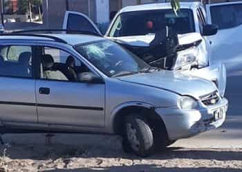 Fuerte impacto entre una camioneta y un auto en Cutral Co