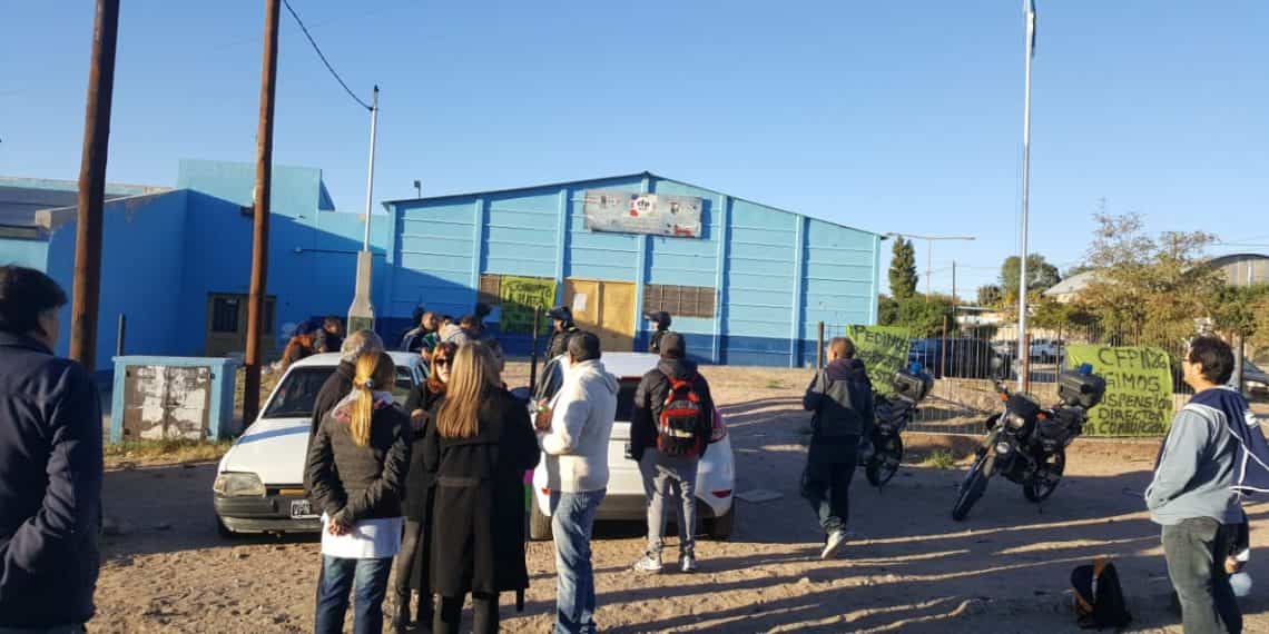 Trabajadores del CFP 26 de Cutral Co protestan contra el director