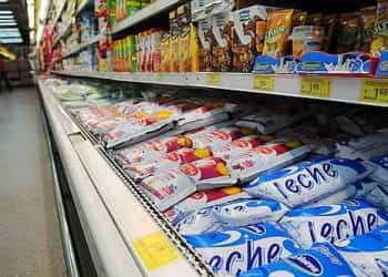 Detectan productos vencidos en las góndolas de supermercados neuquinos