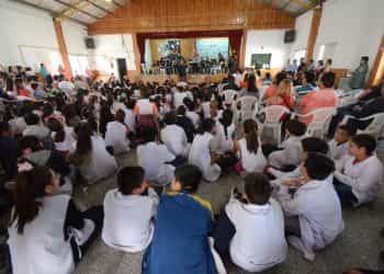 La orquesta sinfónica municipal se presentó en la escuela 22 de Huincul