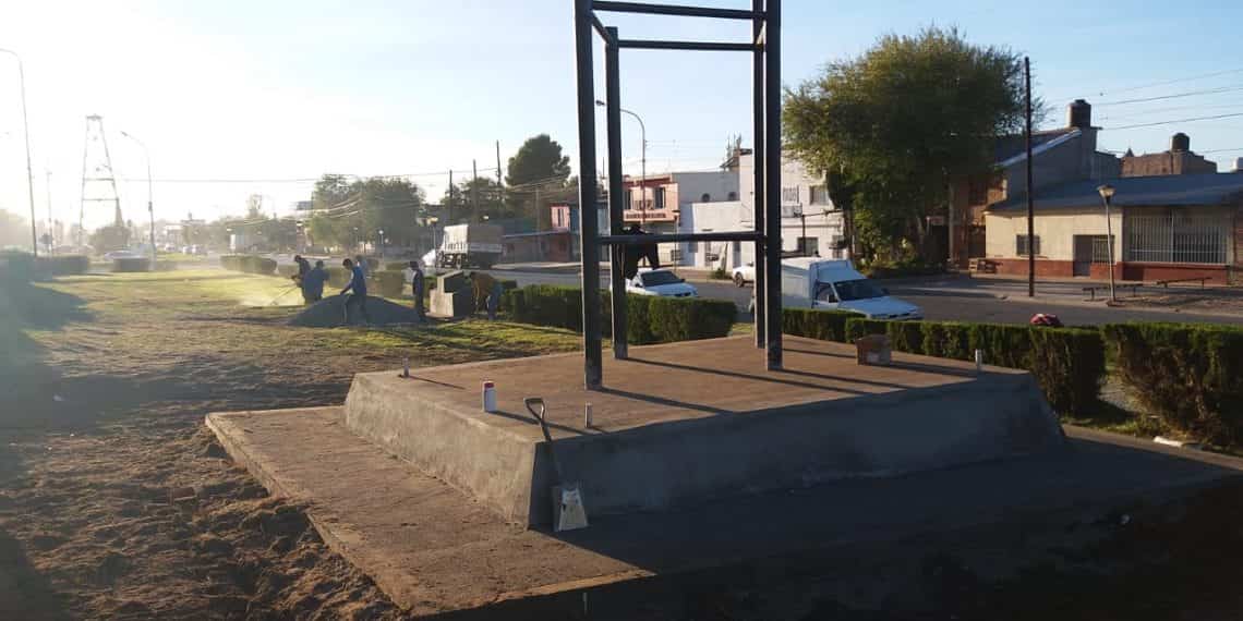 Instalaron el pedestal para el monumento del avión AVRO de YPF