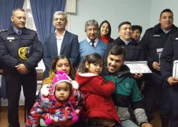 Emotivo reconocimiento a policías que salvaron a una nena en Cutral Co