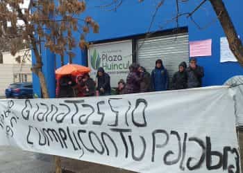 Plaza Huincul: Trabajadoras de decretos se encadenaron en el municipio