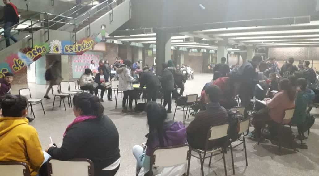 Alumnos del CPEM 85 protestan por la falta de respuestas desde el CPE