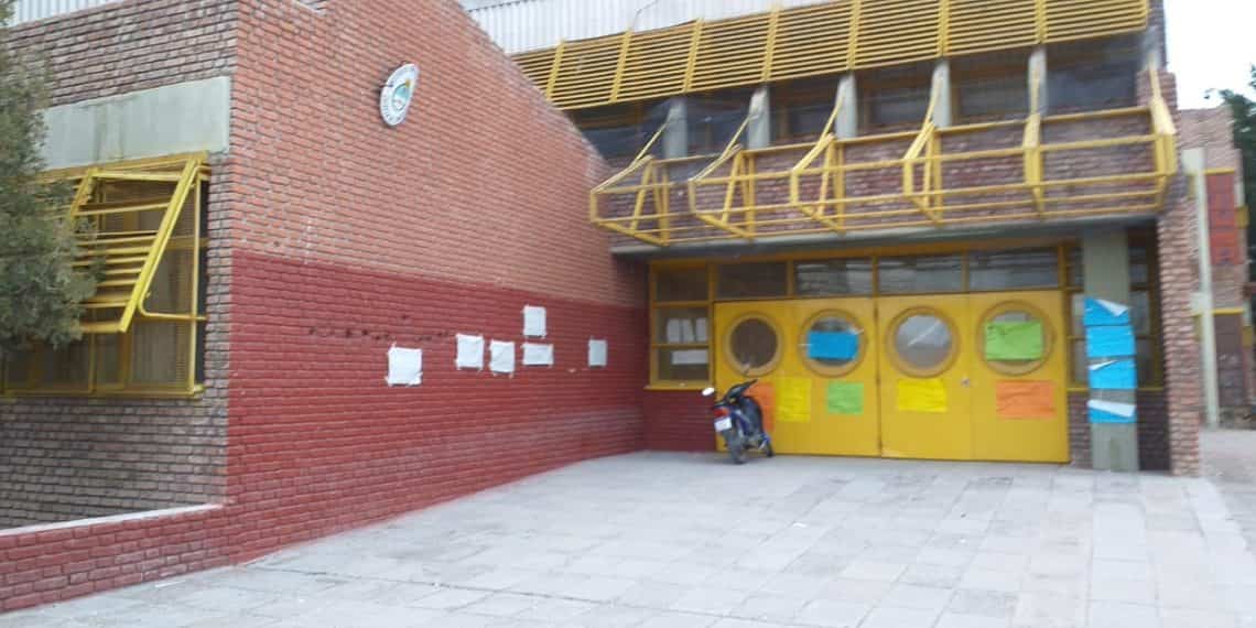Cansados de la inseguridad, los padres tomaron el CPEM 58