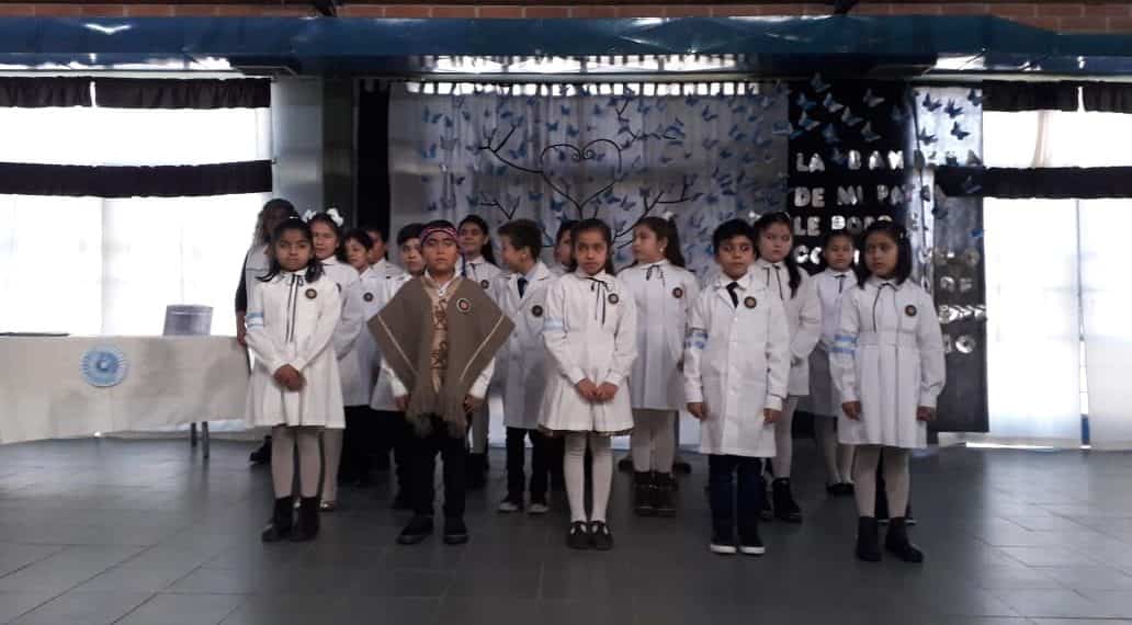 20 de junio: en la escuela 334 de Plaza Huincul recibieron la bandera mapuche