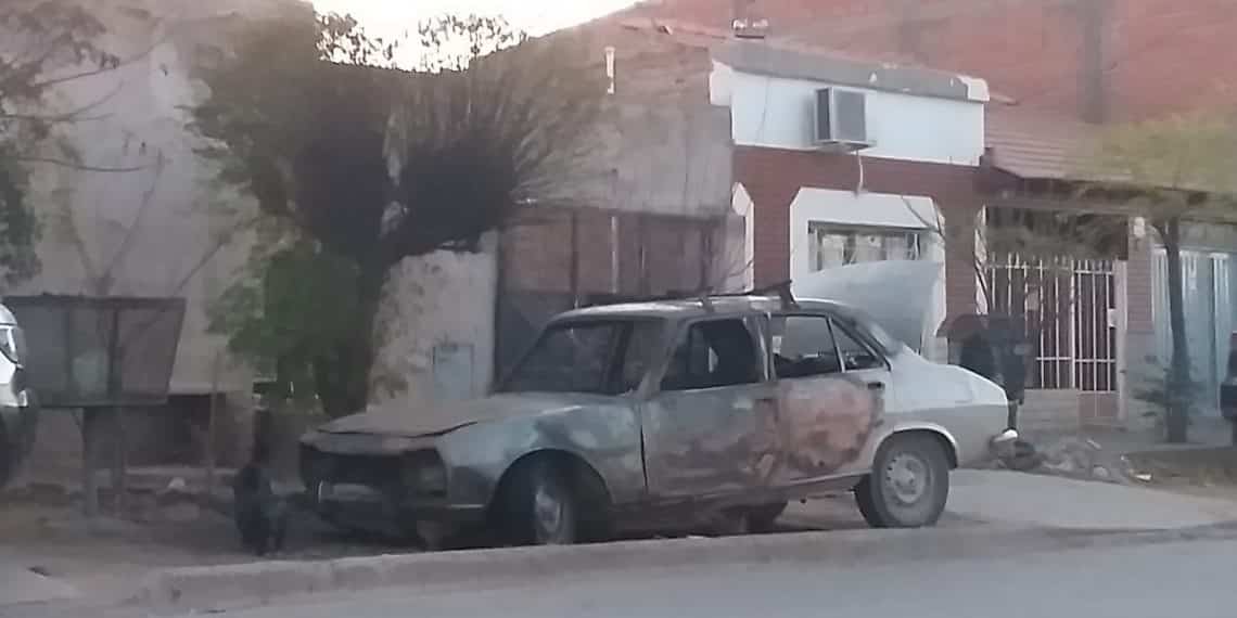 Buscan a los dueños de un auto incendiado en Cutral Co