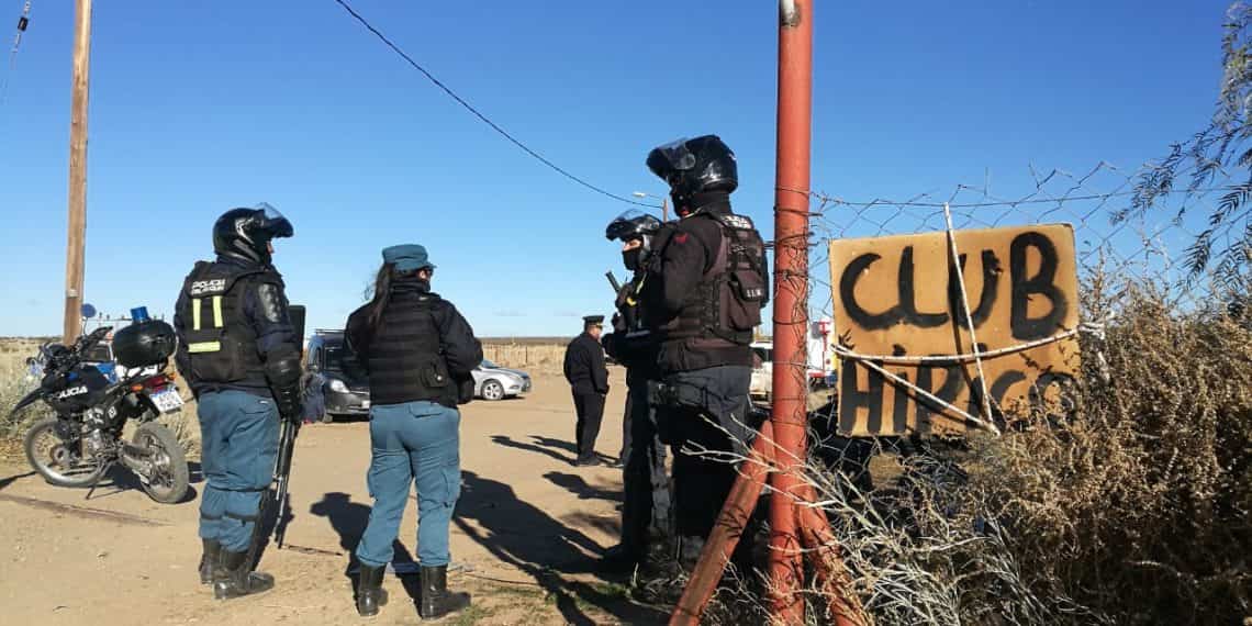 La policía irrumpió en una carrera de galgos en Huincul
