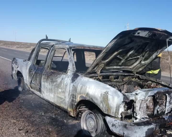 Ruta 22: se incendió una camioneta y las pérdidas fueron totales