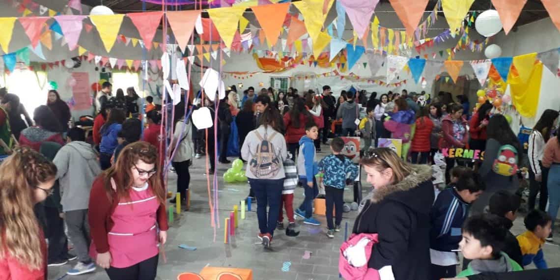 Diversión y entretenimiento en la kermese de Plaza Huincul