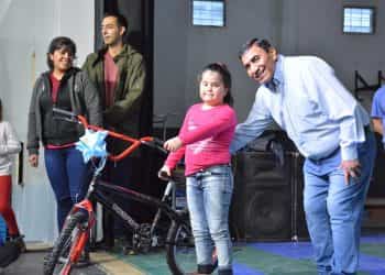 Cientos de niños y niñas festejaron su día en el gimnasio municipal de Cutral Co