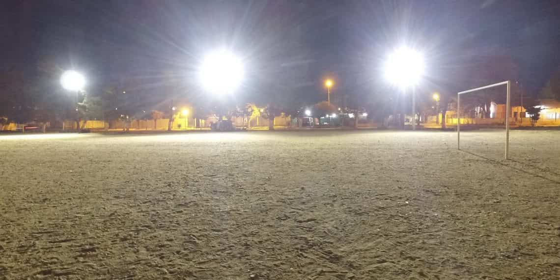 Llegó la iluminación para la canchita en barrio Central