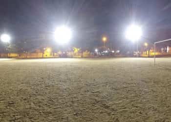 Llegó la iluminación para la canchita en barrio Central