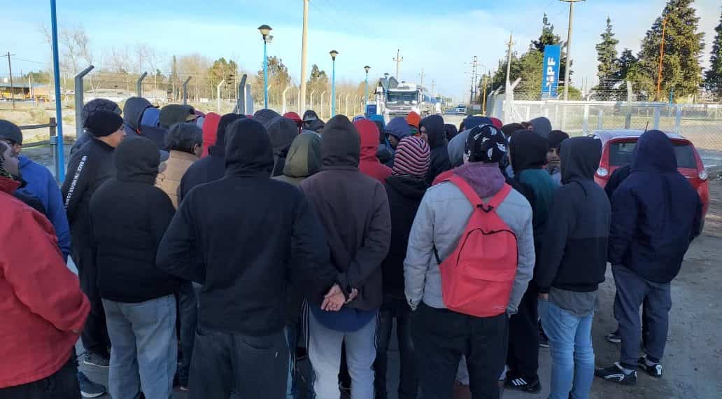Obreros de la UOCRA protestaron en la refinería de YPF en Plaza Huincul