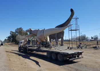 La escultura del “Mapusaurus” ya está instalada en Plaza Huincul