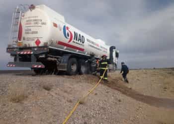 Se recalentó una rueda de un camión con petróleo en la Ruta 22 cerca de Huincul
