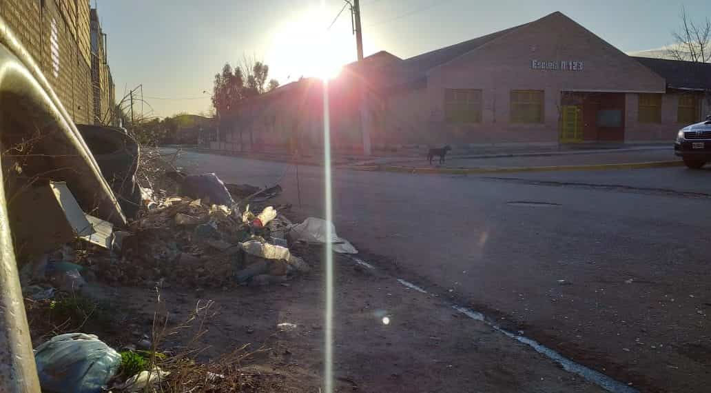 Preocupación en la escuela 123 por el crecimiento de un basural