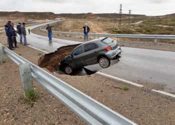 Un auto cayó en un enorme bache en la ruta 7 y cierran la Autovía Norte