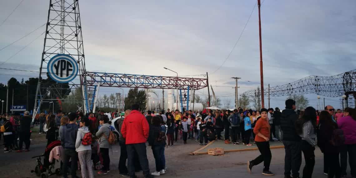 Vecinos deciden continuar en la ruta 22 al ingreso a Plaza Huincul por la muerte de Luciano