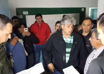 Muerte de Luciano: Autoridades municipales reciben el petitorio en el corte de ruta 22