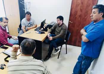 Suárez dirige personalmente el operativo para distribuir el agua en Huincul