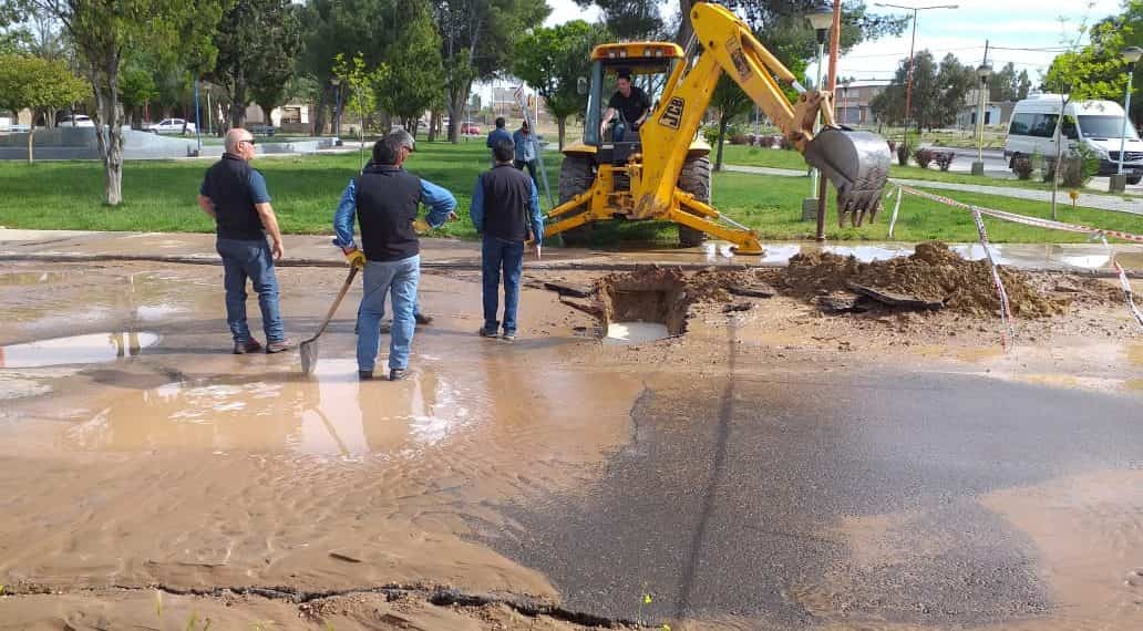 Se rompió el ducto que lleva agua a Huincul y muchos barrios quedaron sin suministro
