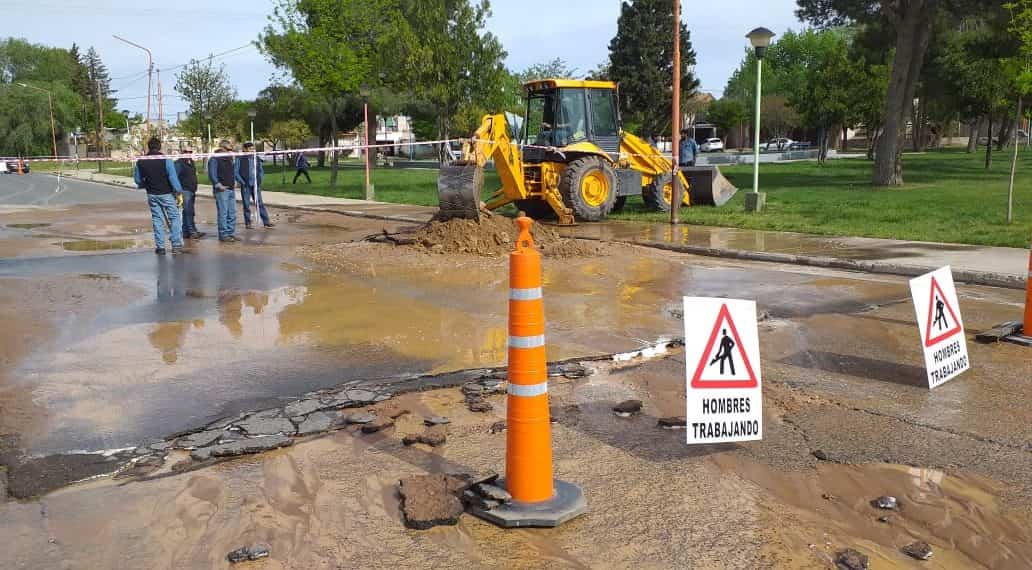 Se rompió el ducto que lleva agua a Huincul y muchos barrios quedaron sin suministro