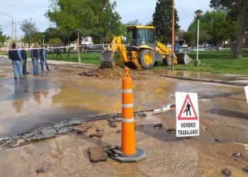 Se rompió el ducto que lleva agua a Huincul y muchos barrios quedaron sin suministro