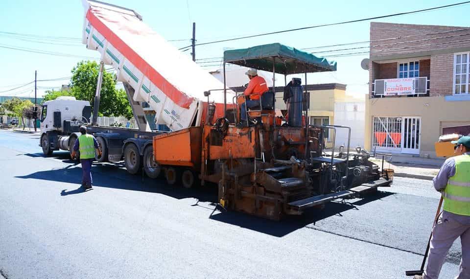 Colocan pavimento nuevo en calle Sarmiento de Cutral Co