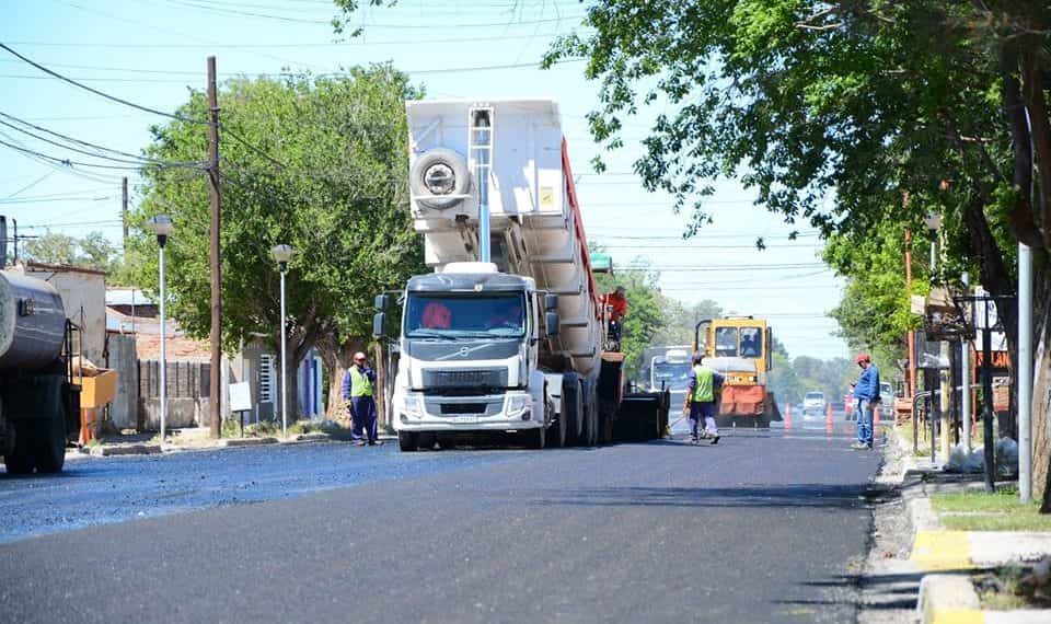 Colocan pavimento nuevo en calle Sarmiento de Cutral Co
