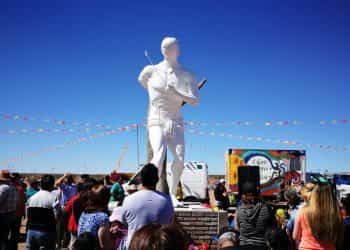 La estatua de San Sebastián ya está instalada cerca de Cutral Co